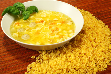 Nudelsuppe mit Markklößchen