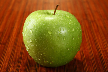 Apfel mit Wassertropfen
