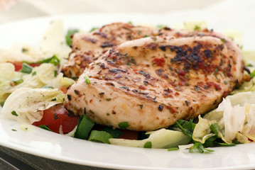 Putenbrust auf Salat