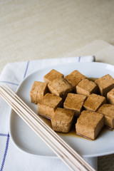 Marinierter Tofu mit Spießen
