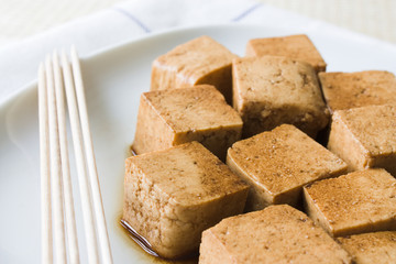 Marinierter Tofu mit Spießen