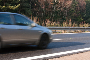 Auto fährt auf Autobahn