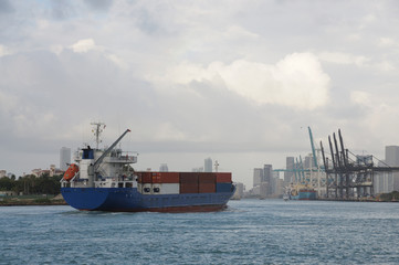 Fototapeta premium Cargo ship transporting containers to Miami port