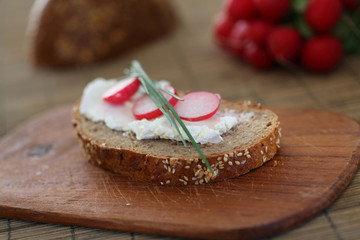 roggenbrot mit frischkäse und schnittlauch