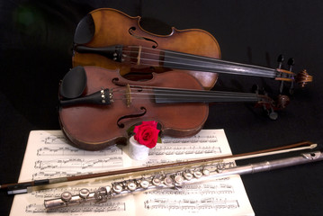 Viola, violino, flauto traverso e spartito
