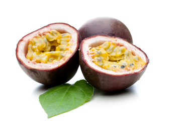 Passionsfrüchte mit grünem Blatt auf weiß