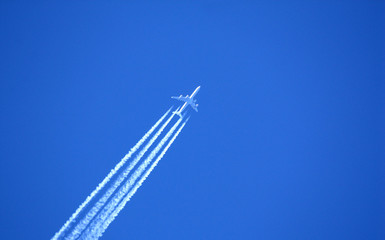 Flugzeug am Himmel
