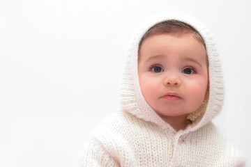 Bébé rêveur avec capuche sur fond blanc