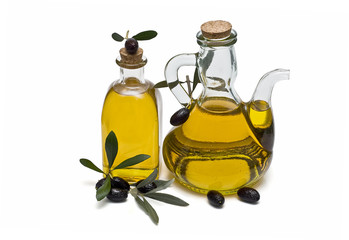 Olivas negras y aceite de oliva.