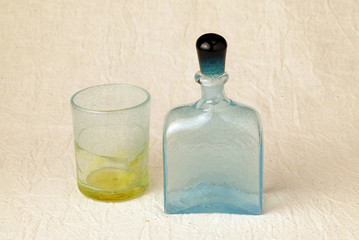 ガラスのボトルとグラス