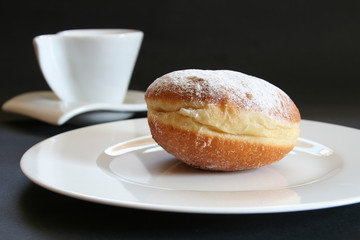 Faschingskrapfen mit Tasse