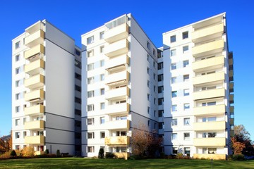 Wohnhaus Hochhaus Balkone, blauer Himel