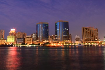 Fototapeta na wymiar Dubai w nocy, Zjednoczone Emiraty Arabskie