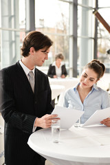 business team bespricht sich mit unterlagen in der hand