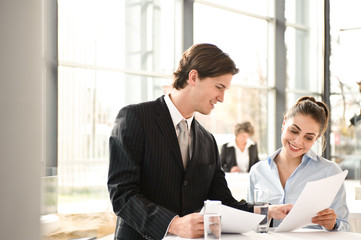 business team bespricht sich mit unterlagen in der hand