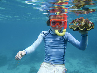 Obraz na płótnie Canvas Child underwater with clam