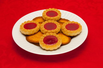 Obraz na płótnie Canvas plate of cookies on red background