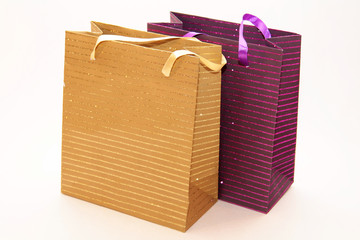 Fioletowa i złota papierowa torebka na prezenty