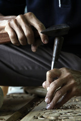 détail mains sculpteur sur bois