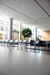 leerer bestuhlter veranstaltungs raum