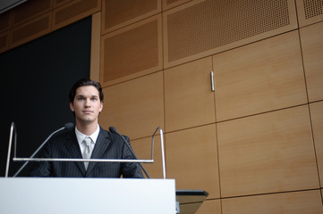 geschäftsmann spricht in mikrofon bei veranstaltung