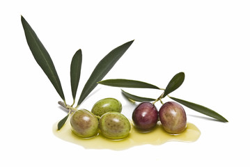 Aceitunas sobre aceite de oliva.