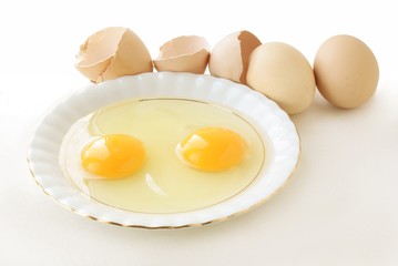 raw eggs and shells