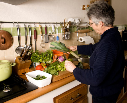 femme qui pr&eacute;pare la soupe