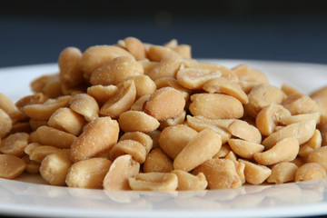 Erdnüsse gesalzen auf einem Teller