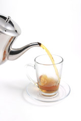 tea flow from kettle to cup