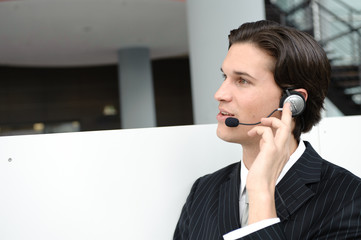 geschäftsmann mit headset telefoniert mit kunden in büro