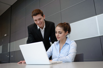 junges business team bespricht sich an tisch mit laptop in büro
