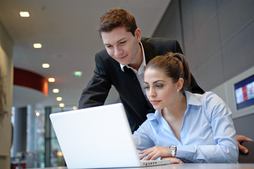 mitarbeiter besprechen sich an laptop in büro