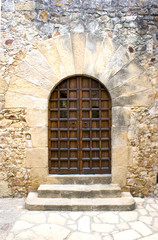 Fototapeta na wymiar Doorway and arch in Pals
