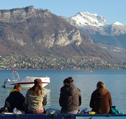 détente au bord du lac d'annecy