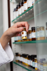 apothekerin am chemikalien schrank