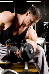 Fototapeta na wymiar bodybuilder working out at gym