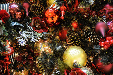 Fototapeta na wymiar Christmas ornaments on tree