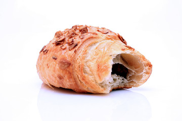 Leckeres Schokocroissant angebissen