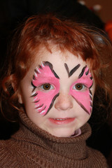 Maquiller une enfant d'un papillon