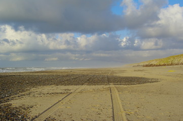 Reifenspuren am Nordseestrand