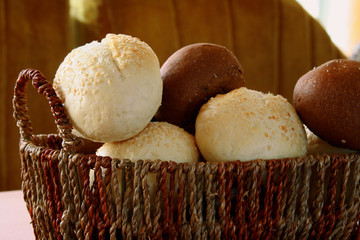 Appetizing round rolls in a wattled basket, àïïåòèòíûå êðóãëûå á