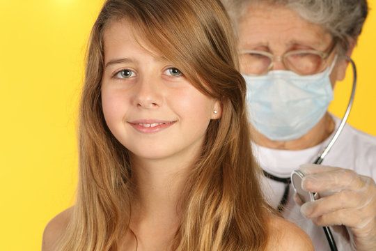 Docteur examine un enfant
