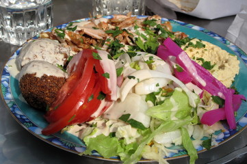 Plat mixte exotique : salade, chawarma, humous...