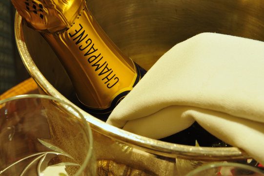 Champagner im Eisk&uuml;bel