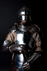 Foto auf Glas Tapferer Ritter mit seinem Schwert © Fxquadro