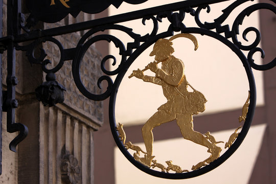 Schild am Rattenf&auml;ngerhaus in Hameln