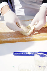 Brezen Teig Zubereitung Hände mit Handschuh 