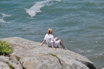 junge Frau am Meer