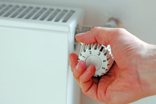Hand am Thermostat